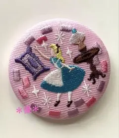 ディズニー刺繍缶バッジ　不思議の国のアリス