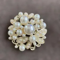 パールと花モチーフのブローチ