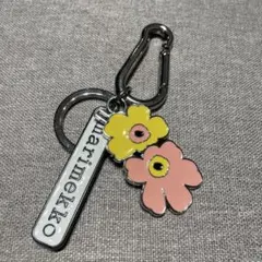 【新品未使用】marimekko フラワーモチーフ キーホルダーのサムネイル