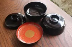 極小縁傷一箇所のみ！時代黒漆に極上研ぎ出し椿蒔絵の映える煮物椀2点