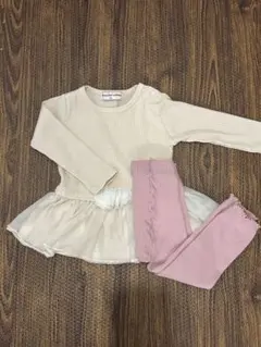 フリル付きトップスとピンクレギンスセット