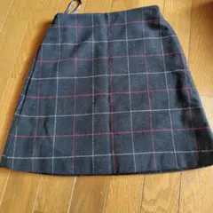 黒と赤のチェック柄ミニスカート