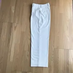 UNIQLOのベージュのワイドパンツ