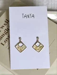 TANYA スクエアピアス シェル風