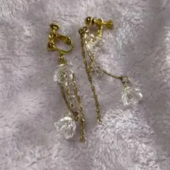 クリア花モチーフ ゴールドチェーン イヤリング