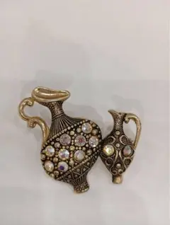 壺デザインブローチ