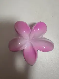 ピンクの花型ヘアクリップ