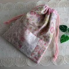 パッチワークの巾着袋Mサイズ（猫のシルエットと花＊ピンク）