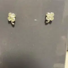 淡い黄緑色の四つ葉クローバーピアス