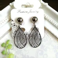 シルバー ティアドロップ型 ピアス/イヤリング(ハンドメイド)