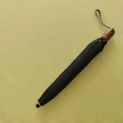黒の折りたたみ傘 晴雨兼用 木製ハンドル
