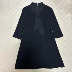 リボン付き黒ワンピース