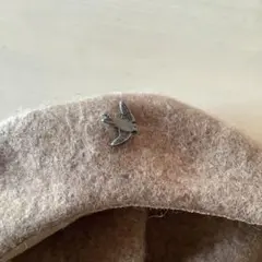 グレースハット　￼ベレー帽　ベージュ　小鳥のピンバッチ付き　５７.５cm