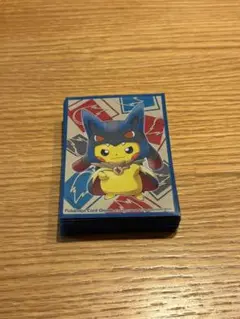 ポケモンカード　メガルカリオのポンチョを着たピカチュウ　デッキシールドのサムネイル