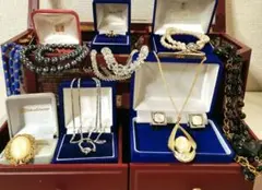 遺品整理 大量アクセサリー ブローチ　刻印 金色 喜平 ネックレス 未検品