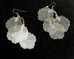 葉っぱモチーフ シルバー色ピアス
