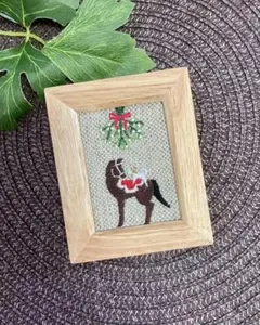 馬と鍵しっぽ猫のクリスマス　ヤドリギ　　手刺繍　刺繍フレーム　馬柄　ハンドメイド