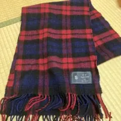 赤と黒のチェック柄マフラー