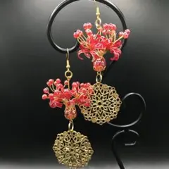 赤のクリアの彼岸花ピアス