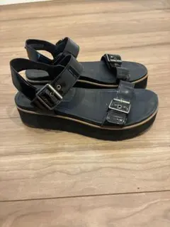 UGG　ブラック プラットフォームサンダル バックストラップ
