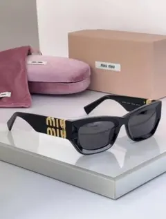 miu miu ブラック スクエアフレーム サングラス