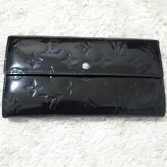 美品 ルイヴィトン ポルトフォイユ サラ ヴェルニ モノグラム ブラック 長財布のサムネイル