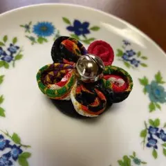 つまみ細工ブローチ　帯留め　鈴付き