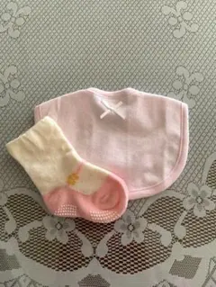 【新品未使用】女の子用　ドット柄 スタイ×ソックス セット