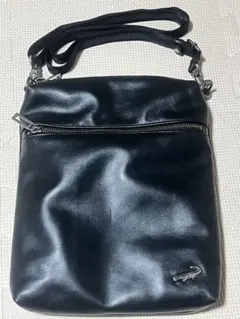 黒いショルダーバッグ ワニのロゴ付き