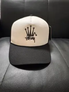 Stussy トラッカーキャップ ホワイト/ブラック - メルカリ