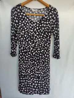 ナチュラルビューティーベーシック 黒 水玉 ワンピース Vネック