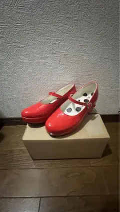 エナメルパンプス 赤