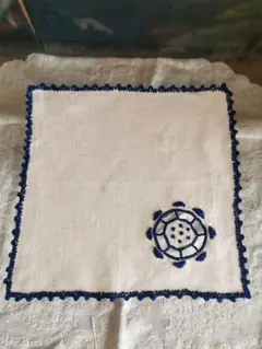 アンティークフランス カットワークの青いソレイユ刺繍 縁装飾リネンドイリー