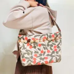 北欧風ショルダーバッグ　花柄　外ファスナーポケット付き