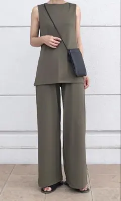 UNIQLO クレープジャージーオリーブのセットアップ