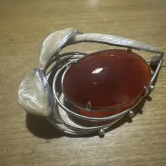 シルバー製葉モチーフブローチ 赤い石付き
