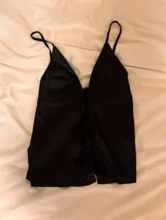 黒のVネックキャミソール