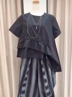 アシンメトリーフリル半袖トップス