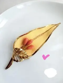 天然石のヴィンテージブローチ　珊瑚