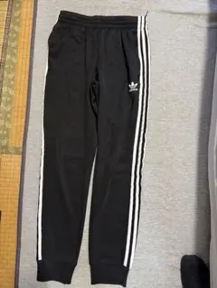 【人気】アディダス オリジナルス トラックパンツ ジョガーパンツ 黒 M