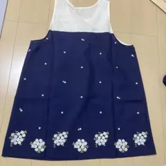 保育士エプロン　かすみ草プリントエプロンネイビー×ナチュラルのサムネイル