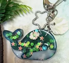 SOLD OUT目標達成♡オルゴナイト   仲良しクジラの親子☆キーホルダー クジラ タコ レジン キーホルダー チャーム オルゴナイト - メルカリ