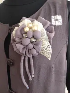 紫色の花モチーフ コサージュ