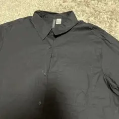黒い長袖シャツ 胸ポケット付き