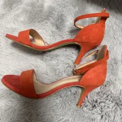 オレンジ ストラップ付きサンダル 中ヒール