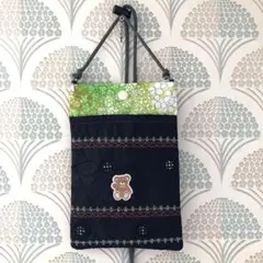 ハンドメイド スマホショルダーポーチM グリーン模様と黒 熊 裏チェック