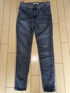 LEVI’Sダークグレー スキニーデニム