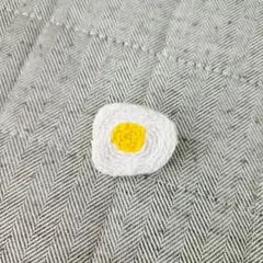 目玉焼きデザインの刺繍ブローチ