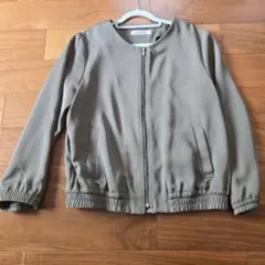 ペルルペッシュ　ノーカラージャケット ジップアップ カーキのサムネイル