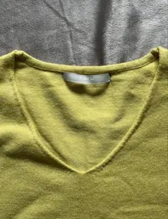 ライムグリーンのVネック長袖ニット薄手